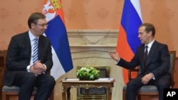 Ruski premijer Dmitri Medvedev i premijer Srbije Aleksandar Vučić razgovaraju u Moskvi, 27. oktobra 2015.