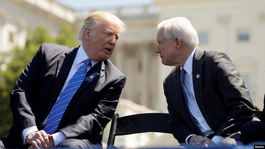 El presidente Donald Trump dijo a travÃ©s de su cuenta de Twitter que el fiscal general, Jeff Sessions, "deberÃ­a detener esta cacerÃ­a de brujas".
