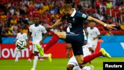 L'attaquant français du Real Madrid Karim Benzema tente un tire lors du match du groupe E de la coupe du monde entre la France et le Honduras au stade Beira Rio à Porto Alegre, 15 juin 2014.