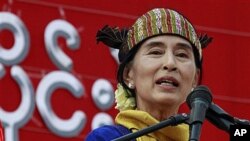 67 yoshli Aung San Su Chiy, Demokratiya uchun Milliy Liga yetakchisi. 20 yil uy qamog'ida o'tirib, 2010-yilda ozod etilgan. 