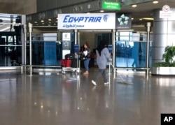 Sección de llegada de pasajeros con un cartel de Egyptair en el Aeropuerto Internacional de El Cairo International, Egipto.