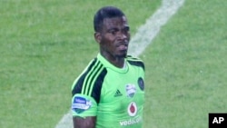 Orlando Pirates goalkeeper and captain of the national South African soccer team, Senzo Meyiwa during a match against Ajax in Soweto, Johannesburg, Oct. 25, 2014.