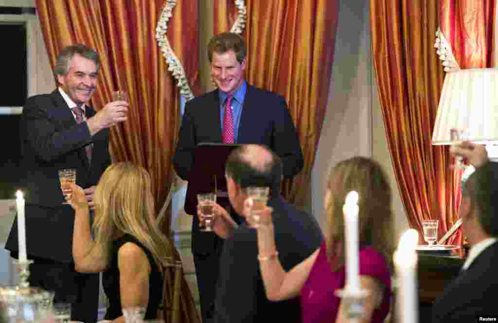 Ambassador to the US Sir Peter Westmacott (L) toasts Britain's Prince Harry at a dinner at the Ambassador's residence in Washington May 9, 2013. Prince Harry kicked off his visit to the US with two days in the nation's capitol. REUTERS/Jim Lo Scalzo/Pool 