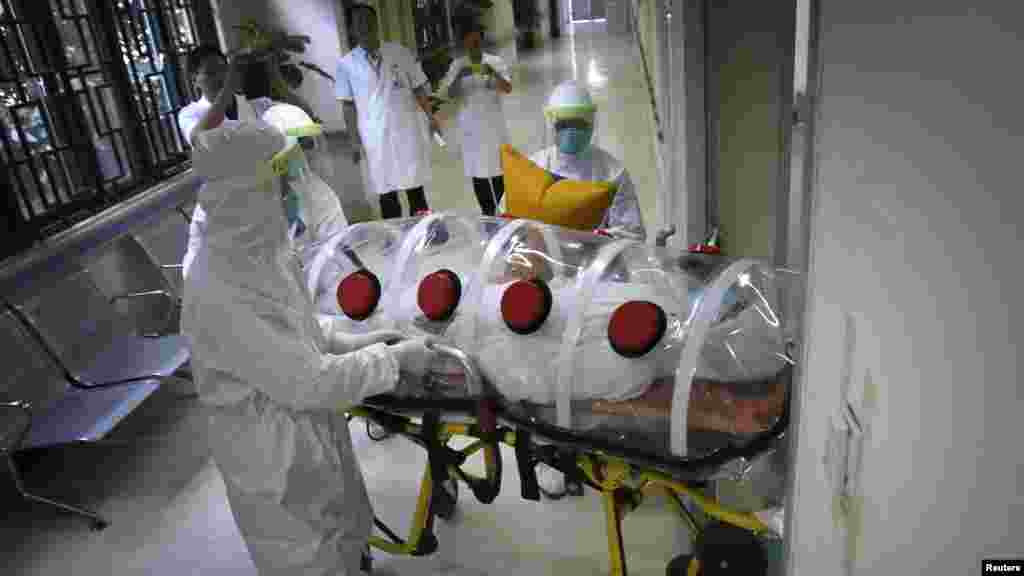 Des agents de service de santé simulent le transport d&#39;un patient d&#39;Ebola à la quarantaine à P Guangzhou, ChinE. Le 16 octobre 2014. REUTERS/Stringer 