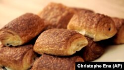 Sepiring roti coklat terlihat di toko roti Poilane pada hari Kamis, 6 Desember 2007 di Paris. (Foto: AP/Christophe Ena)