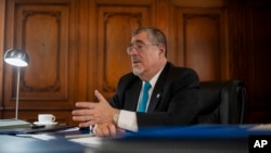 El presidente guatemalteco, Bernardo Arévalo, habla durante una entrevista en el Palacio Nacional de la Ciudad de Guatemala, el jueves 20 de junio de 2024.