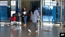 Quelques femmes à l’aéroport international du Caire, Egypte, 16 mai 2016.