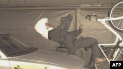 Prilikom sudara sa automobilom ili bilo kakvog pada, okovratnik se naduvava u jastuk koji sprečava fatalne povrede glave