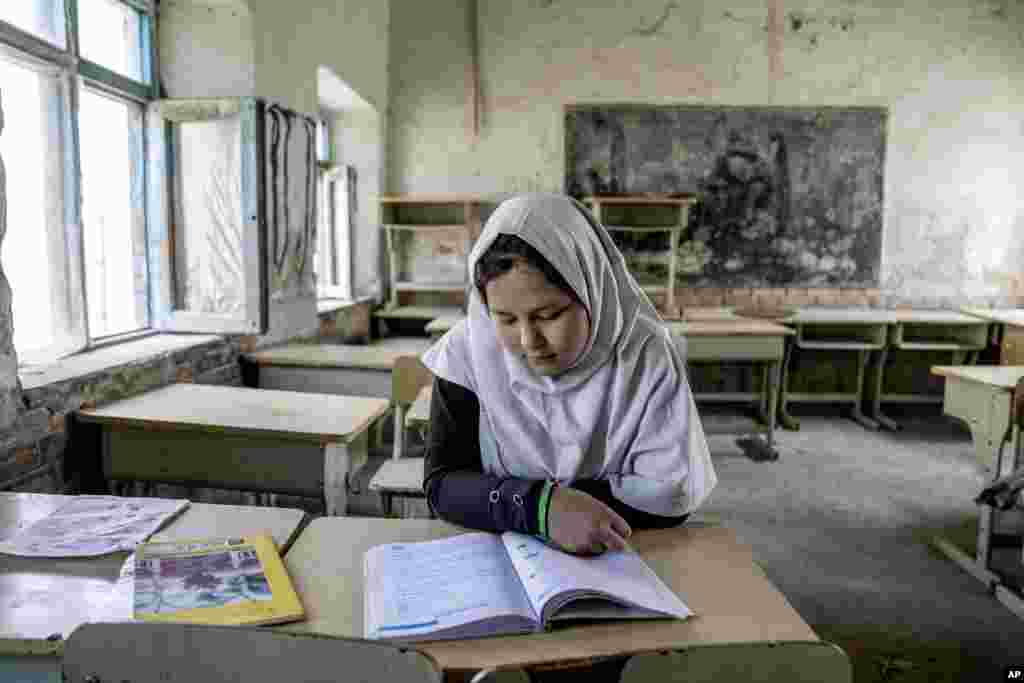یک شاگرد مکتب ابتداییه در کابل در نخستین روز سال تعلیمی در افغانستان؛ مکاتب متوسطه و لیسه هنوز به روی دختران افغان مسدود است.