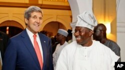 El presidente nigeriano, Goodluck Jonathan, acompaña al secretario de Estado, John Kerry, a su llegada a Lagos, Nigeria.