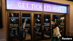 12일 미국 뉴욕에서 시민이 신종 코로나바이러스(COVID-19)로 잠정폐쇄된 세인트제임스 극장 앞을 지나고 있다. 