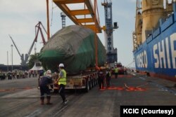 Rangkaian kereta api cepat Jakarta-Bandung (KCJB) tiba di Pelabuhan Tanjung Priok, Jakarta, pada Jumat (2/9). (Foto: Courtesy/KCIC)