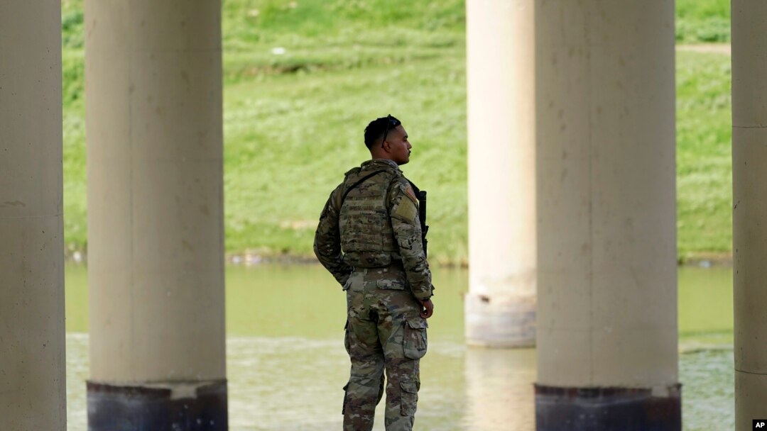 Foto Achiv: Yon manm Gad Nasyonal Texas gade nan direksyon rivye Rio Grande a nan Eagle Pass, Texas, ki sitye sou fwontye Etazini pataje ak Meksik, 26 Out, 2022. 