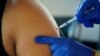 Un residente de Jackson, Mississippi, recibe un refuerzo de la vacuna de Pfizer contra el COVID-19, el 8 de febrero de 2022. 