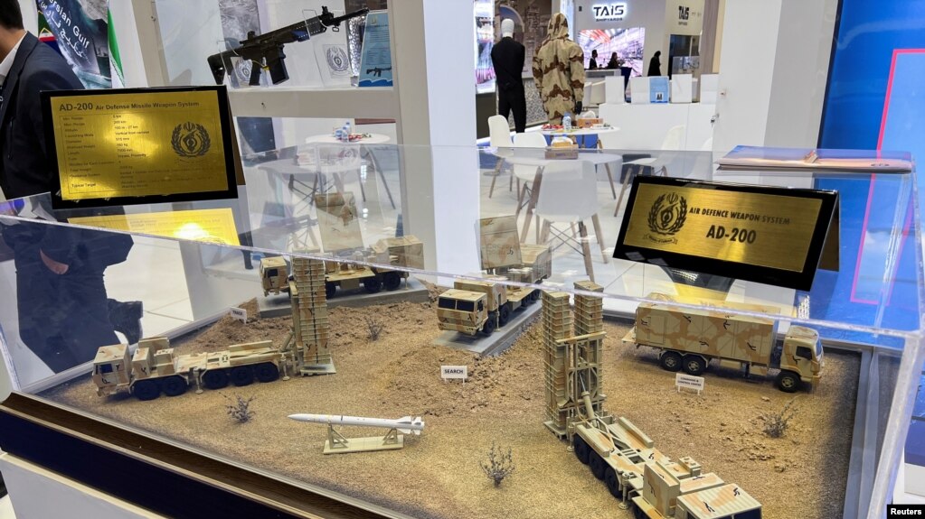 资料照片：2022年3月22日，在卡塔尔多哈举行的多哈国际海防展览和会议上，防空武器系统模型亮相。(photo:VOA)