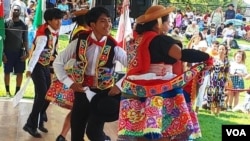 Sebuah perusahaan tari rakyat yang dinamis, Armonias Peruanas, yang berarti Harmoni Peru, telah memberikan contoh tarian dari berbagai daerah di Peru.  (Blok Deborah/Suara Amerika)