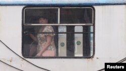 Una mujer ucraniana mira desde la ventana de un autobús en Kramatorsk, Donetsk, mientras los ataques rusos continúan.