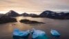 Gunung es besar mengapung saat matahari terbit di dekat Kulusuk, Greenland, 16 Agustus 2019. (Foto: AP)