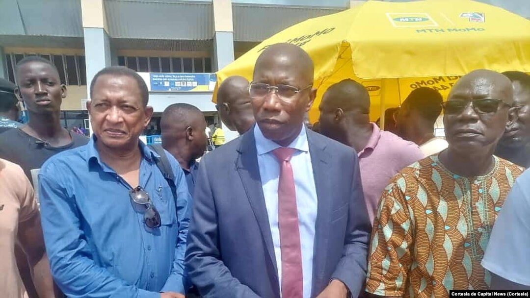 Domingos Simões Pereira (cen), com os advogados Carlos Pinto Pereira (esq) e Luís Manuel Cabral (esq), Bissau, Guiné-Bissau, 2 Setembro 2022