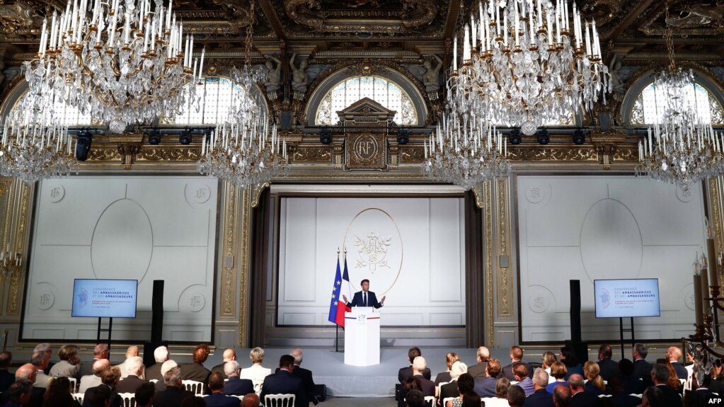 Еммануель Макрон наголосив на конференції французьких послів у Єлисейському палаці, що дипломати повинні працювати навіть в умовах війни і контактувати навіть з супротивниками. 1 вересня 2022 р.