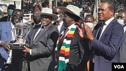 FILE: UMongameli Masisi loMongameli Mnangagwa embukisweni weHarare Agricultural show