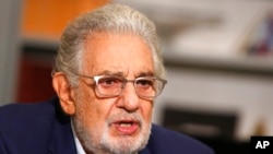 En esta imagen de archivo, el tenor español Plácido Domingo concede una entrevista en Nápoles, Italia, el 23 de agosto de 2020.