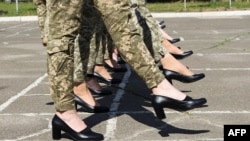 Pripadnice vojske Ukrajine nose cipele sa štiklom dok učestvuju u probi vojne parade u Kijevu. 2. juli, 2021. (Foto: AFP/ Ukrainian Defence ministry press-service)