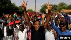 Demonstran Sudan yang mendukung jatuhnya Presiden Omar Al-Bashir dalam aksi protes di Khartoum, Sudan (11/4). 