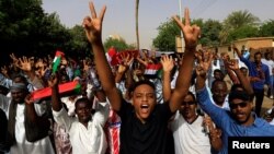 Manifestation pour la démission du president Omar Al-Béshir devant le ministère de la Defense à Khartoum, au Soudan le 11 avril 2019.