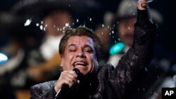 Con la esperanza de un último adiós, decenas de admiradores de Juan Gabriel llegaron cantando hasta las afueras de la funeraria donde yacen sus restos.
