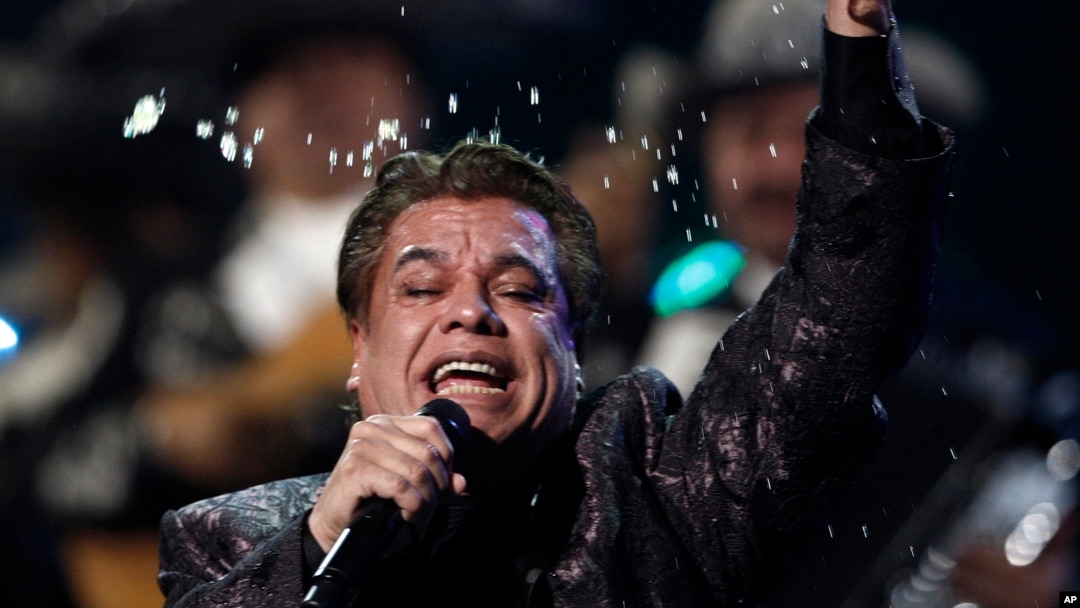 Juan Gabriel saat tampil di Annual Latin Grammy Awards ke-10 di Las Vegas, 2009.