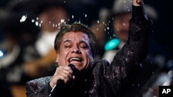 Juan Gabriel saat tampil di Annual Latin Grammy Awards ke-10 di Las Vegas, 2009.