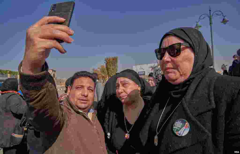 For many Egyptians who supported Mubarak, the loss was personal. Mourners take selfies at the funeral ceremony. (Hamada Elrasam/VOA)