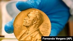 La médaille d'or du prix Nobel, photo prise le 17 avril 2015.