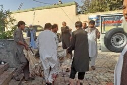 Atentado en mezquita afgana deja decenas de muertos y heridos, el viernes 8 de octubre de 2021.