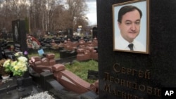 Makam Sergei Magnitsky di Moscow (Foto: dok). Amerika hari Senin (29/12) memberlakukan sanksi-sanksi pada empat pejabat Rusia lain, termasuk dua yang berada di Chechnya, karena dugaan pelanggaran HAM.