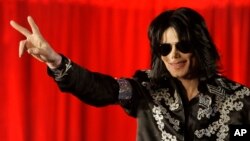 Thần tượng nhạc pop Michael Jackson đã qua đời vào tháng 6 năm 2009 tại Los Angeles. 
