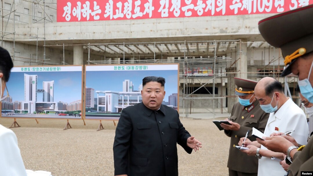 Pemimpin Korea Selatan, Kim Jong -un di lokasi pembangunan Rumah Sakit Umum Pyongyang General Hospital di Pyongyang, Korea Utara, 19 Juli 2020. (KCNA via REUTERS)