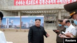 Pemimpin Korea Selatan, Kim Jong -un di lokasi pembangunan Rumah Sakit Umum Pyongyang General Hospital di Pyongyang, Korea Utara, 19 Juli 2020. (KCNA via REUTERS)