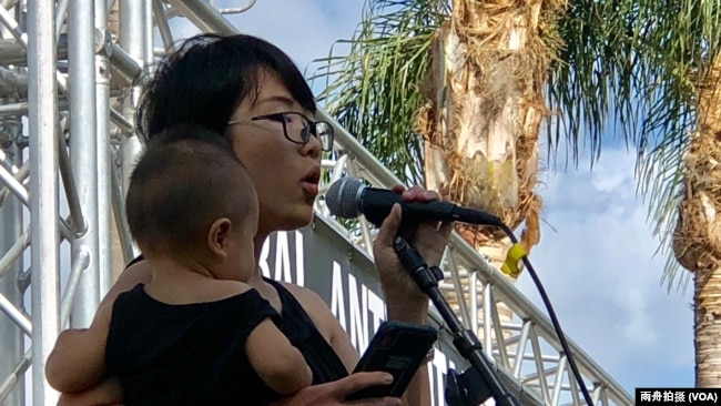 “全球反独裁集会”洛杉矶巴恩斯公园力挺香港活动中，不久前泼墨五星红旗的杨晓