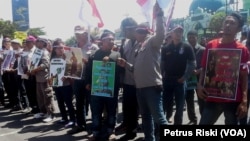 Massa Aksi dari Boemi Poetra Menggugat menuntut pembongkaran patung Dewa Perang di Klenteng Tuban, saat berunjukrasa di depan gedung DPRD Provinsi (foto: VOA/Petrus Riski)