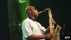 Emmanuel N'Djoke Dibango, dit Manu Dibango, saxophoniste et chanteur franco-camerounais de "world jazz", se produit lors d’un concert à l'Ivory Hotel , Abidjan, le 29 juin 2018.