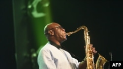 Emmanuel N'Djoke Dibango, dit Manu Dibango, saxophoniste et chanteur franco-camerounais, lors d’un concert à l'Ivory Hotel Abidjan, le 29 juin 2018.