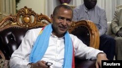 Moïse Katumbi, candidat de l'opposition à la prochaine élection présidentielle parle à ses partisans après avoir quitté le bureau du procureur à Lubumbashi, capitale de la province du Katanga en République démocratique du Congo, 11 mai 2016. REUTERS / Kenny Katombe - RTX2DW4H