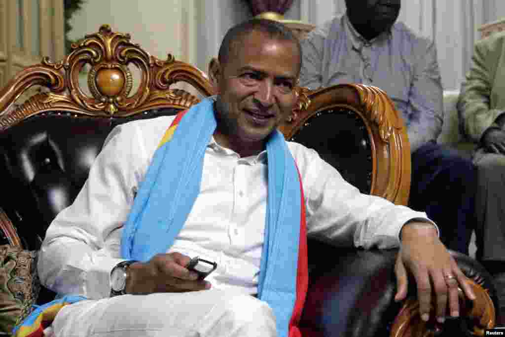 Drapeau de la RDC autour de ses épaules, Moïse Katumbi parle à ses partisans après avoir quitté le bureau du procureur à Lubumbashi, 11 mai 2016.