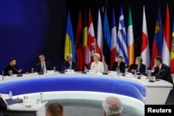 Presiden Ukraina Volodymyr Zelenskiy, Presiden Komisi Eropa Ursula von der Leyen, Presiden Dewan Eropa Antonio Costa, PM Spanyol Pedro Sanchez, Presiden Latvia Edgars Rinkevics, PM Denmark Mette Frederiksen, dan PM Islandia Kristrun Frostadottir di Kyiv, Ukraina, 24 Februari 2025. (Gleb Garanich/REUTERS)