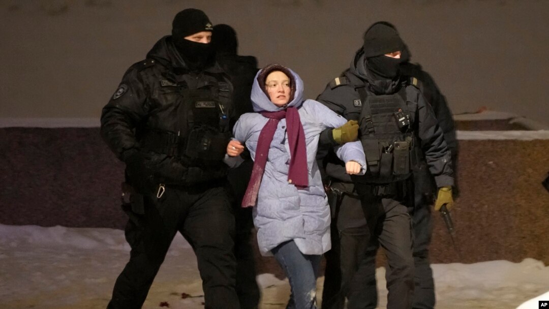 Policija privodi stanovnike Sankt Peterburga (Foto: AP)