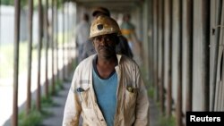 Des mineurs marchent après avoir terminé leur journée de travail à la mine d'Anglo Platinum, à Khuseleka, au nord-ouest de Johannesburg, le 15 janvier 2013.