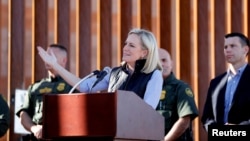 Menteri Keamanan Dalam Negeri AS, Kirstjen Nielsen berpidato di dekat perbatasan Meksiko di Calexico, California, AS (26/10). 