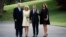Tổng thống Donald Trump và đệ nhất phu nhân Melania Trump chụp hình với Tổng thống Pháp Emmanuel Macron và phu nhân Brigitte Macron tại Tòa Bạch Ốc, Washington, ngày 23/4/2018.